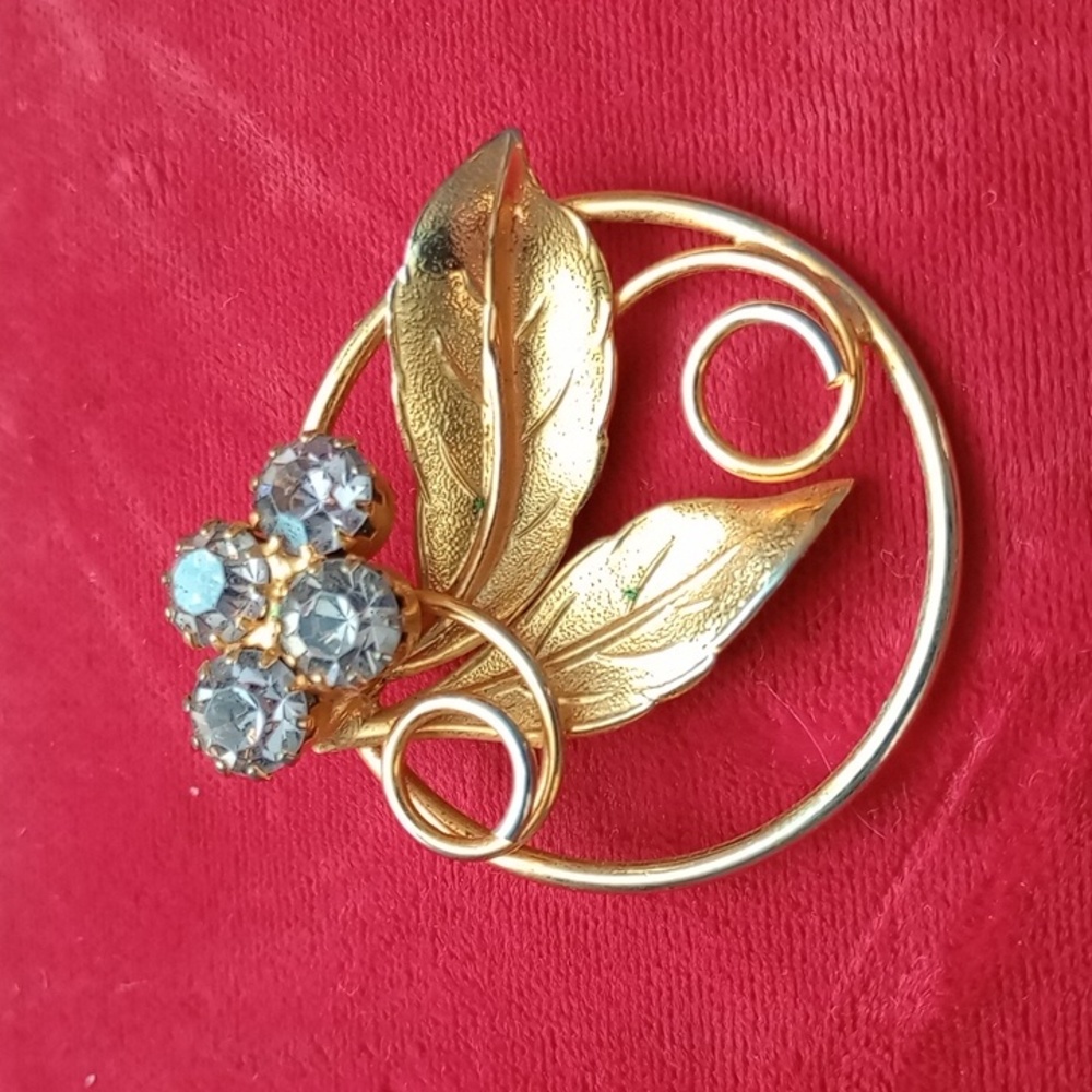 Gold Tone Brooch pin w/Sparkling Stones